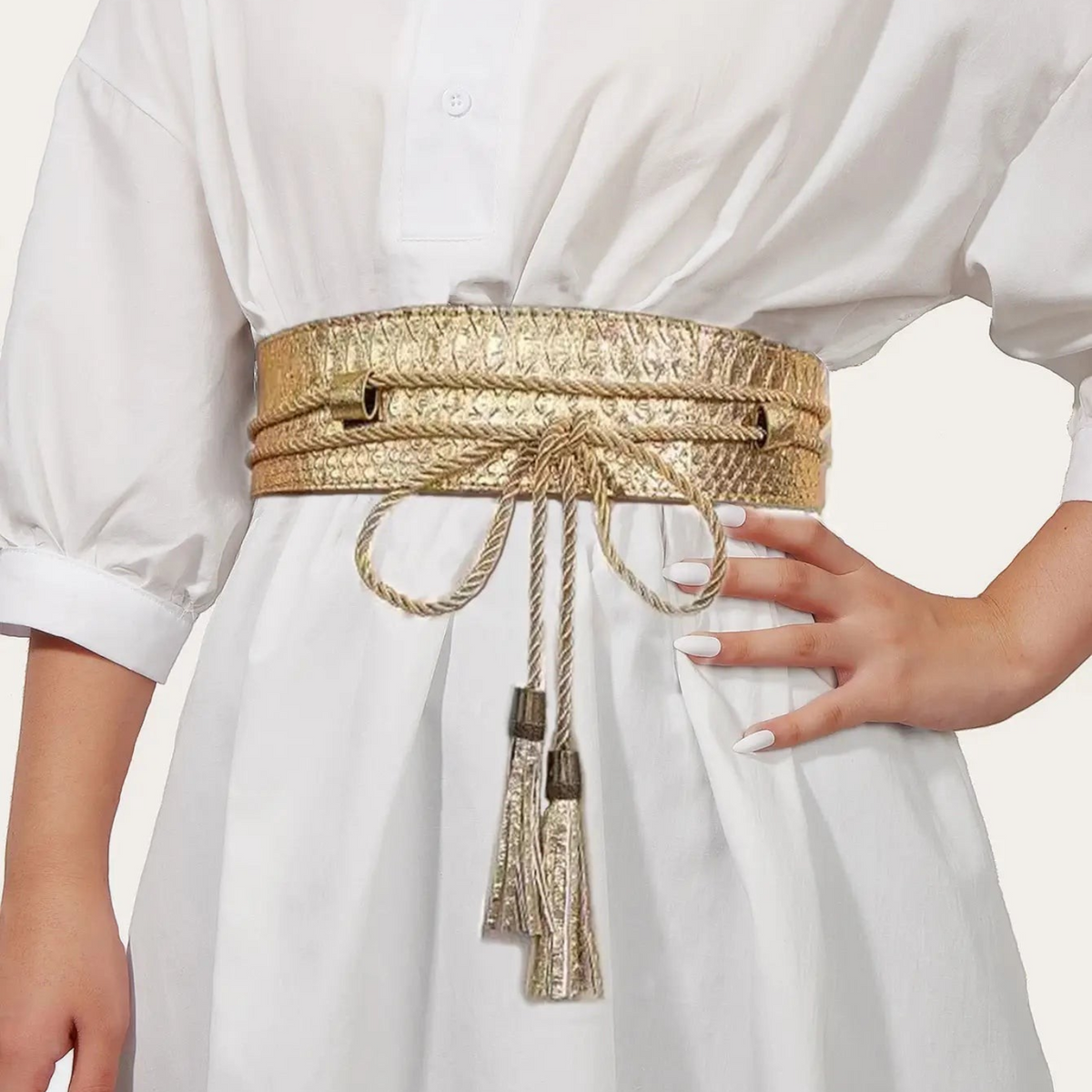 Ceinture obi Ceintura large dorée effet peau de serpent avec cordon à pampilles sur une robe blanche