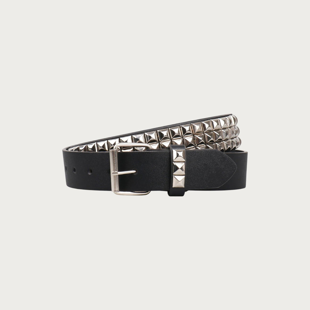 Ceinture punk Ceintura noire enroulée, clous pyramidaux argentés vus de biais et boucle à ardillon