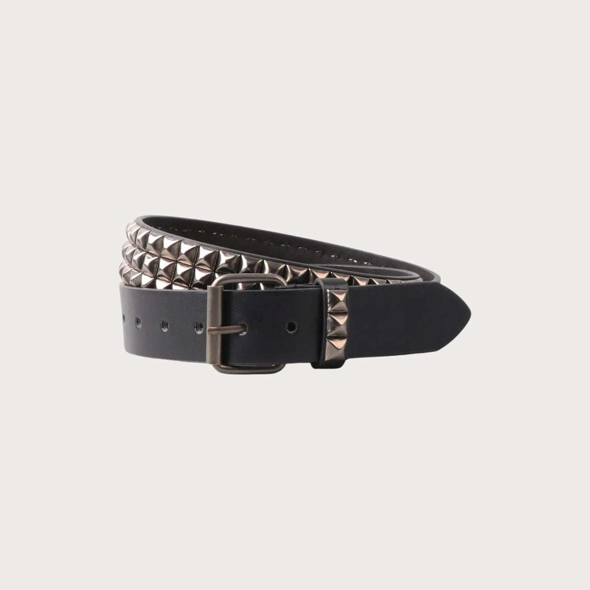 Ceinture punk Ceintura noire enroulée, clous pyramidaux argentés et extrémité biseautée de la sangle