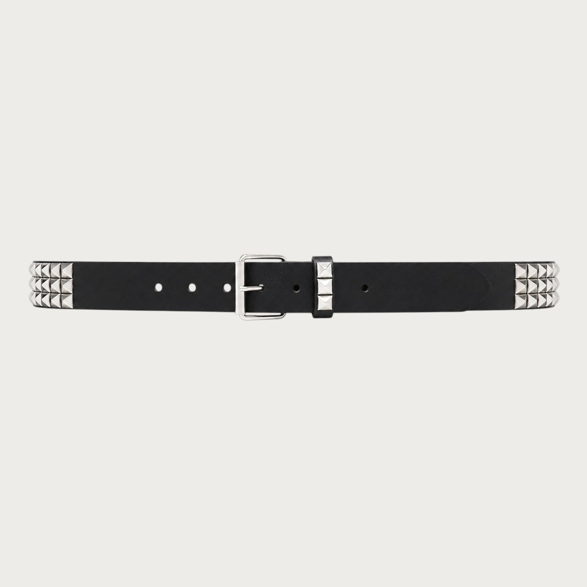 Ceinture punk Ceintura noire déployée à plat, trois rangs de clous pyramidaux argentés et boucle ardillon