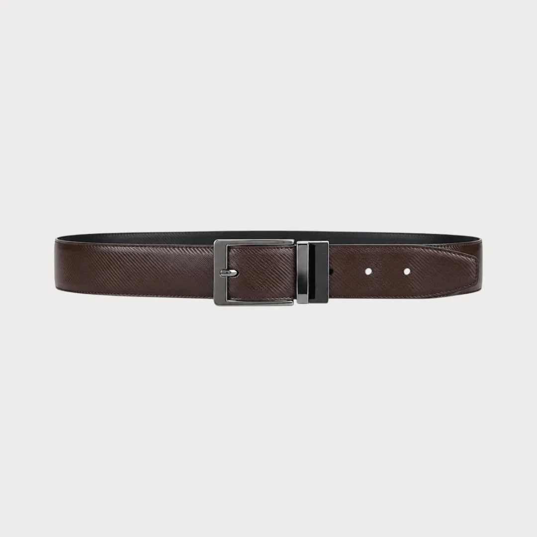 Ceinture réversible Ceintura en cuir marron foncé déployée à plat, boucle rotative rectangulaire foncée
