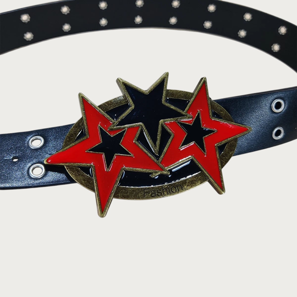Ceinture Ceintura en similicuir noir avec boucle ovale bronze, étoiles émaillées rouge et noir et double rang d'œillets