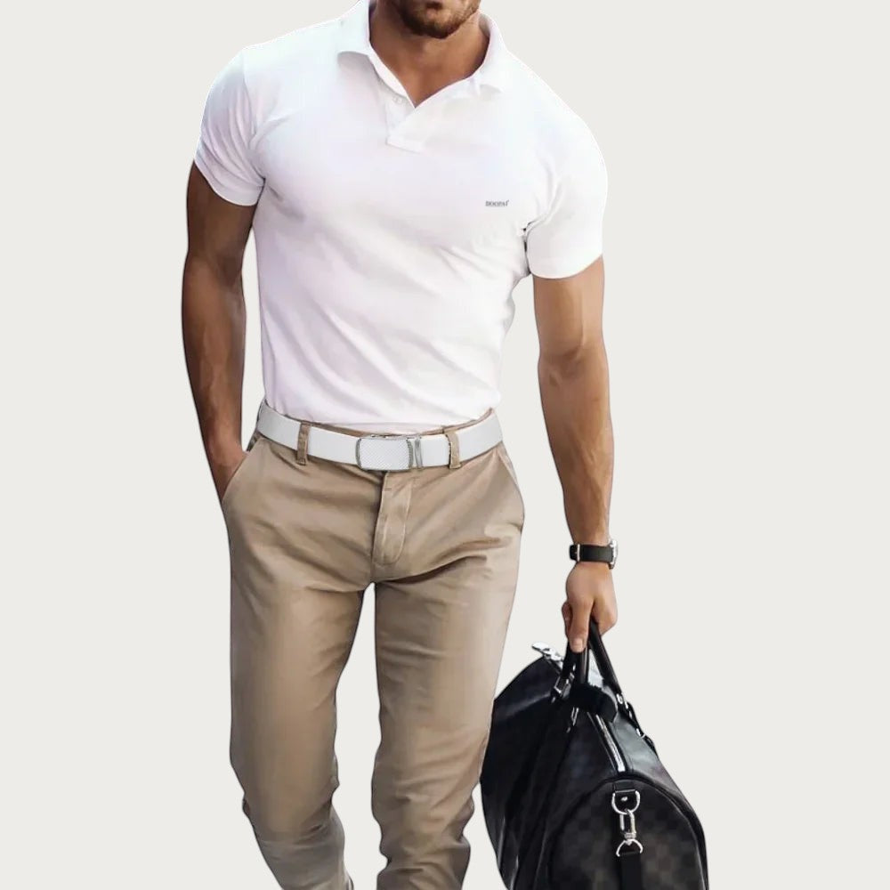 Homme portant une ceinture tactique blanche Ceintura avec un polo blanc et un pantalon beige, style décontracté.