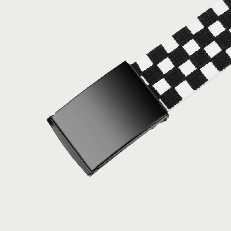 Gros plan en diagonale sur la boucle plaque noire mate et la toile à damier de la ceinture Ceintura