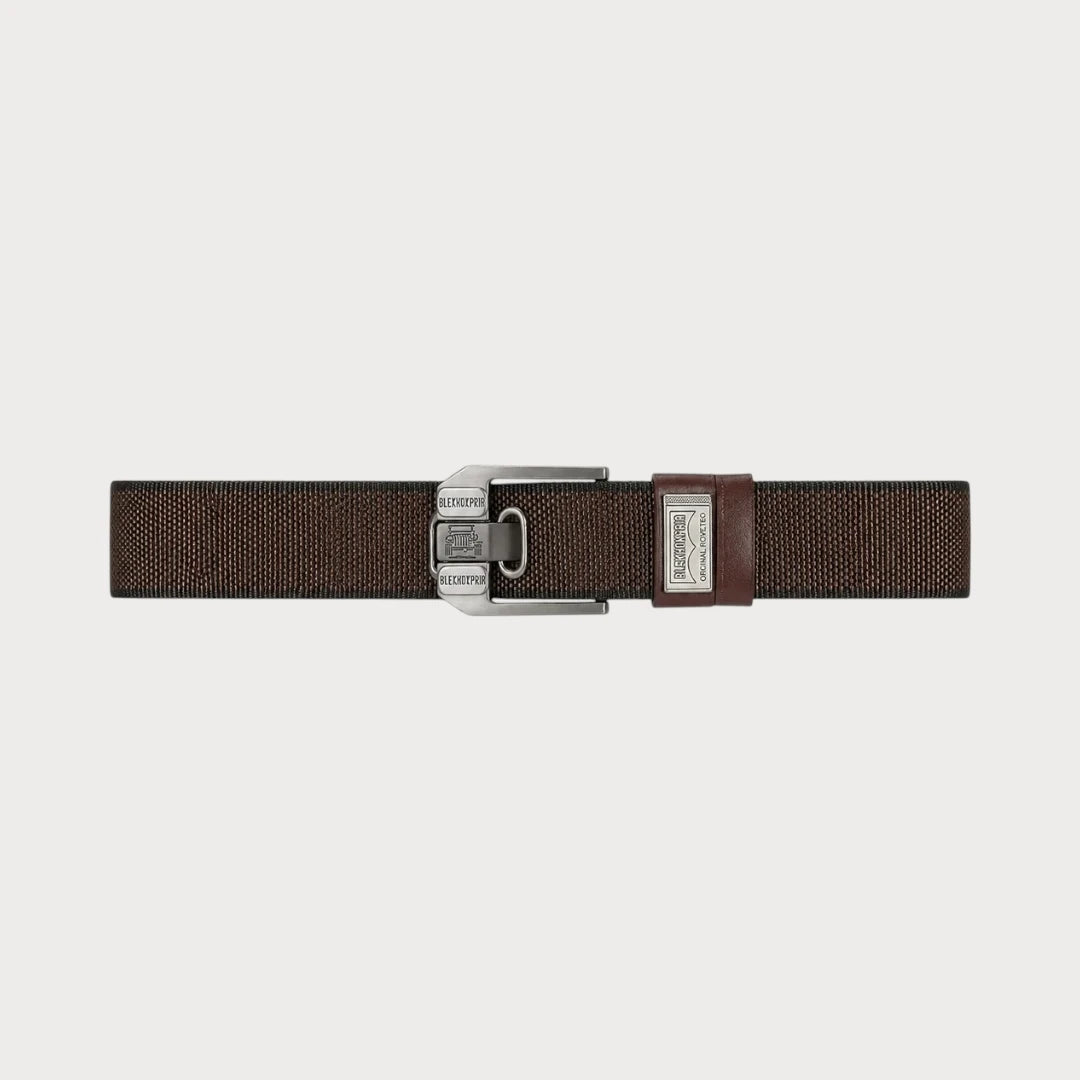 Ceinture Ceintura en toile marron déployée à plat, boucle ardillon argentée gravée et passant assorti