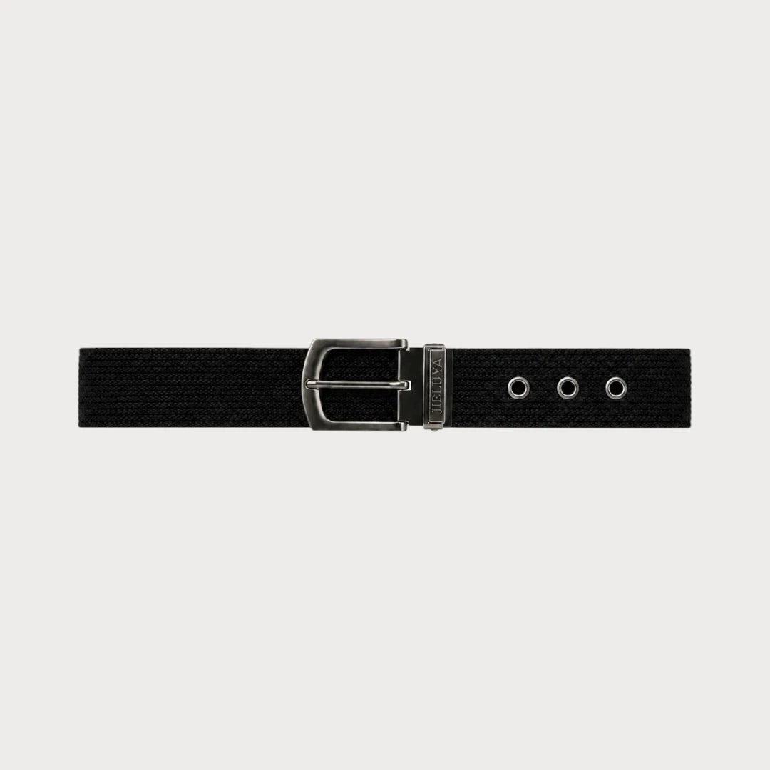 Ceinture Ceintura en toile noire déployée à plat, boucle ardillon argentée et œillets métalliques alignés