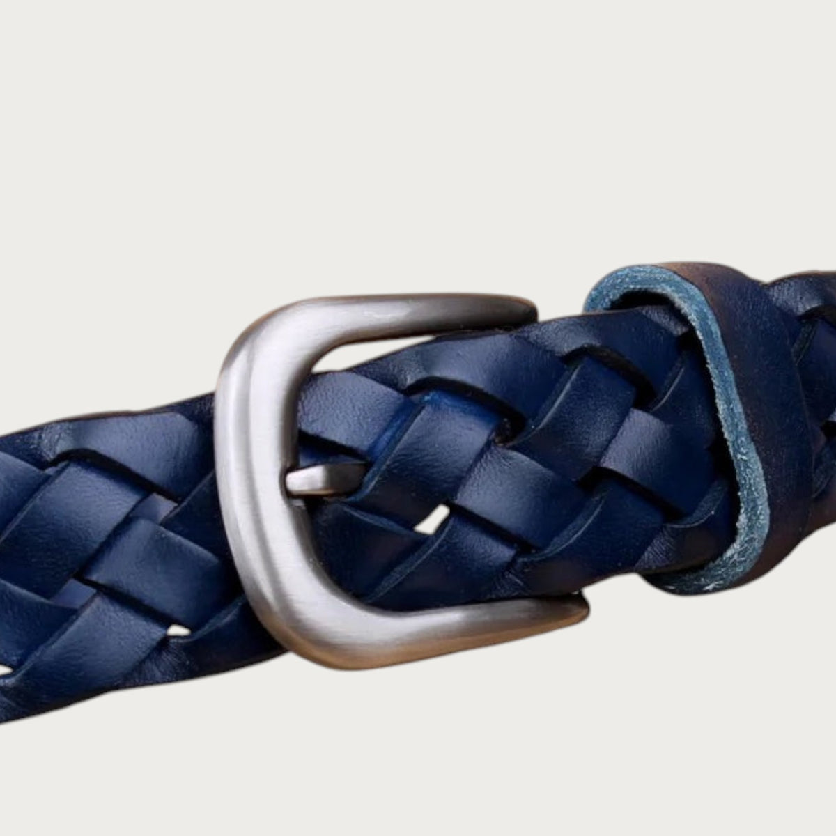 Ceinture tressée en cuir bleu marine Ceintura avec boucle argentée classique et texture entrelacée détaillée