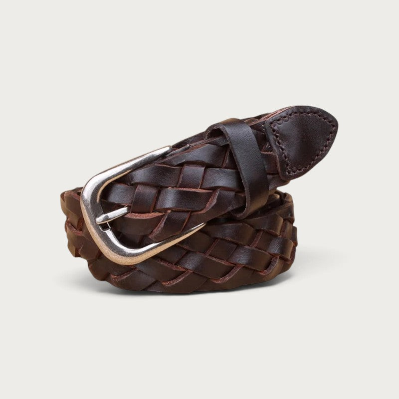 Ceinture tressée Ceintura en cuir marron foncé enroulée, boucle argentée arrondie en gros plan
