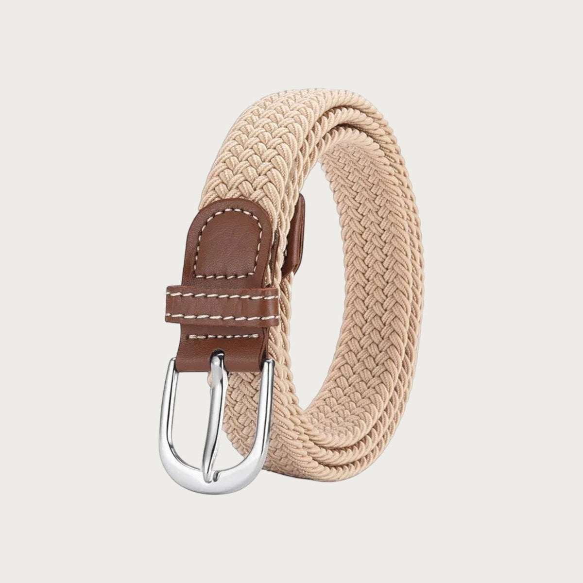 Ceinture tressée élastique Ceintura Vera beige enroulée, gros plan sur la boucle et le passant en cuir marron