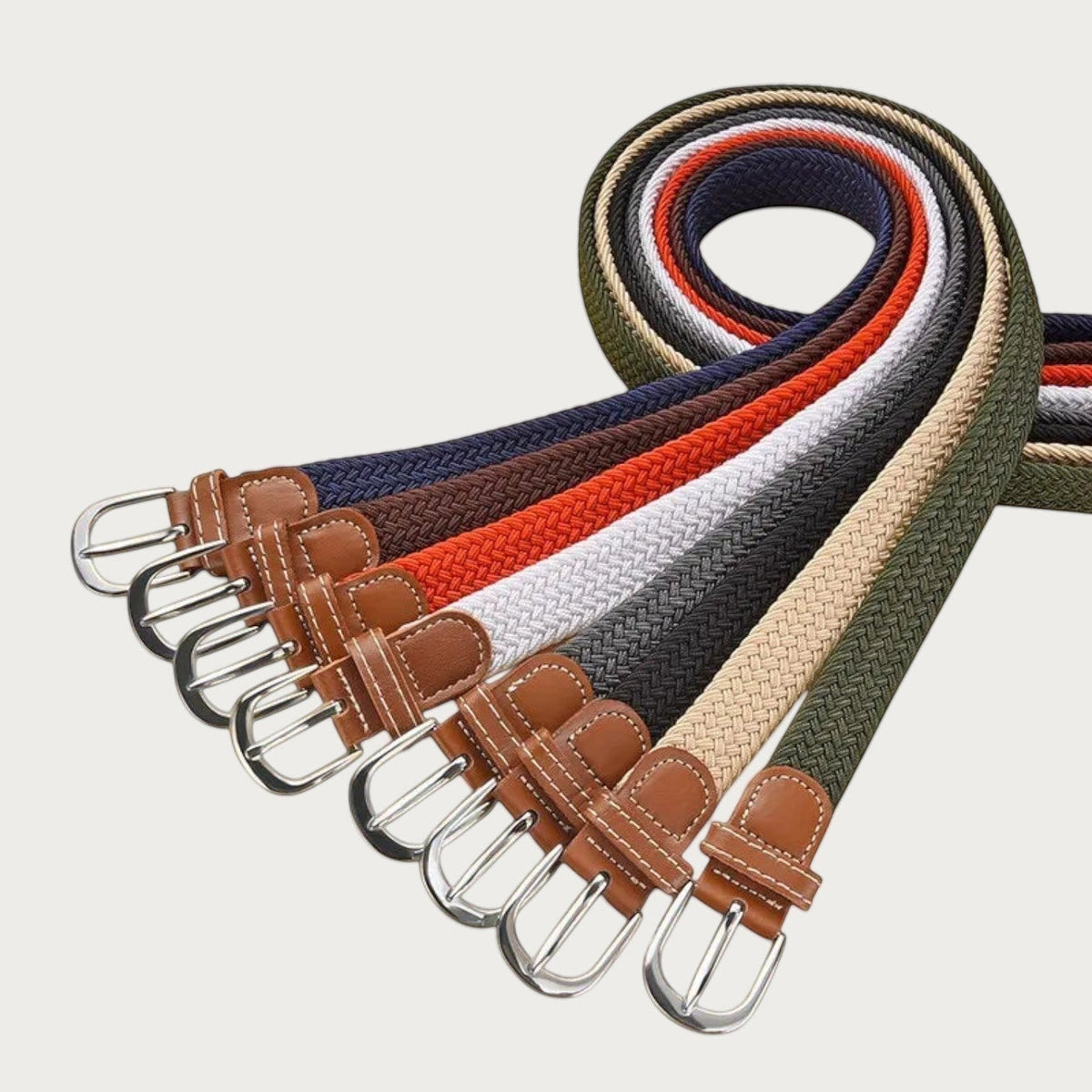 Collection de ceintures tressées élastiques Ceintura avec boucles argentées et détails en similicuir marron