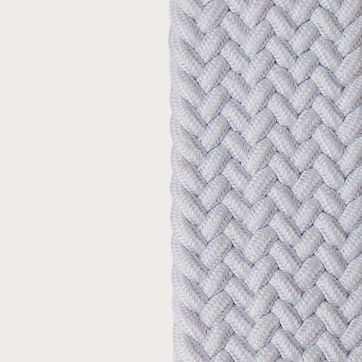 Gros plan sur la texture tressée gris clair d'une ceinture Ceintura en toile élastique pour un style décontracté