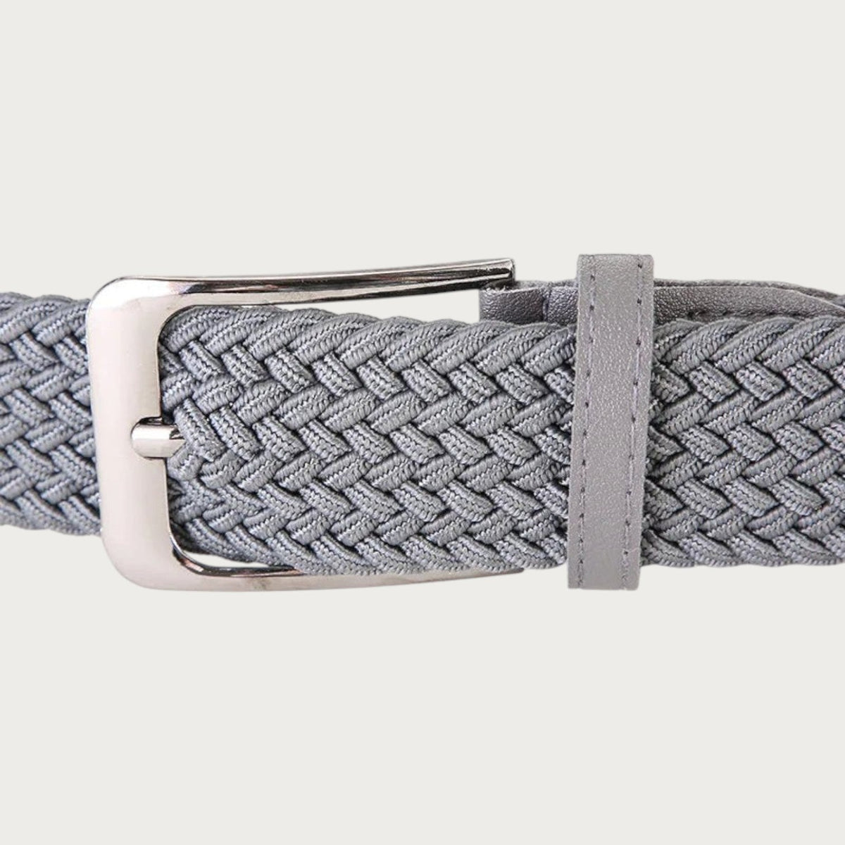 Détail de la boucle ardillon argentée et du passant sur la ceinture tressée Ceintura grise