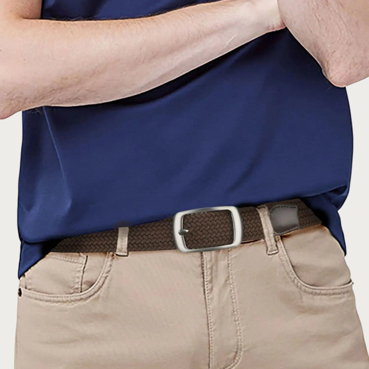 Ceinture tressée extensible marron Ceintura pour homme avec boucle ardillon argentée portée sur un pantalon beige
