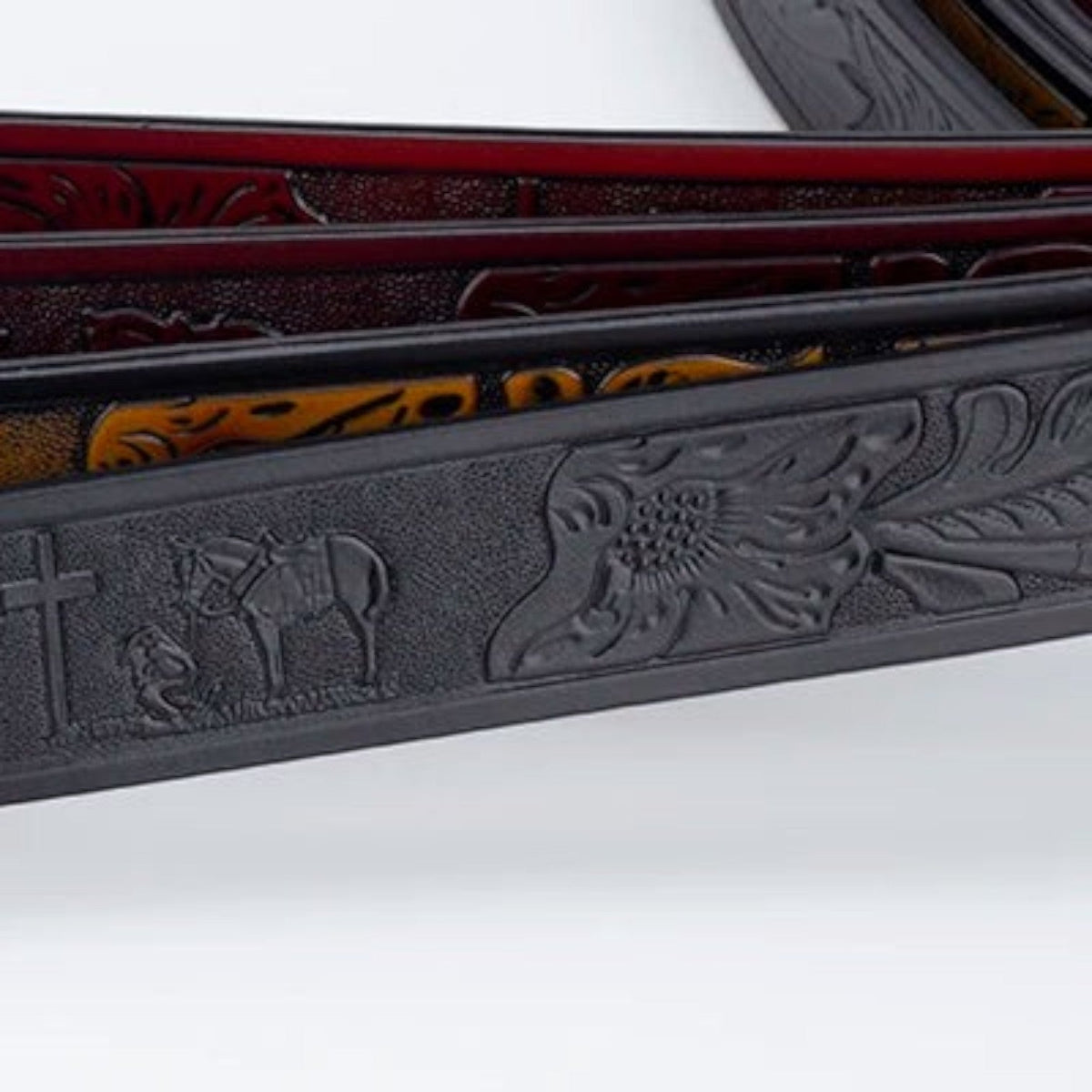 Ceinture western Ceintura en croûte de cuir gaufrée avec motifs arabesques et croix, disponible en plusieurs coloris