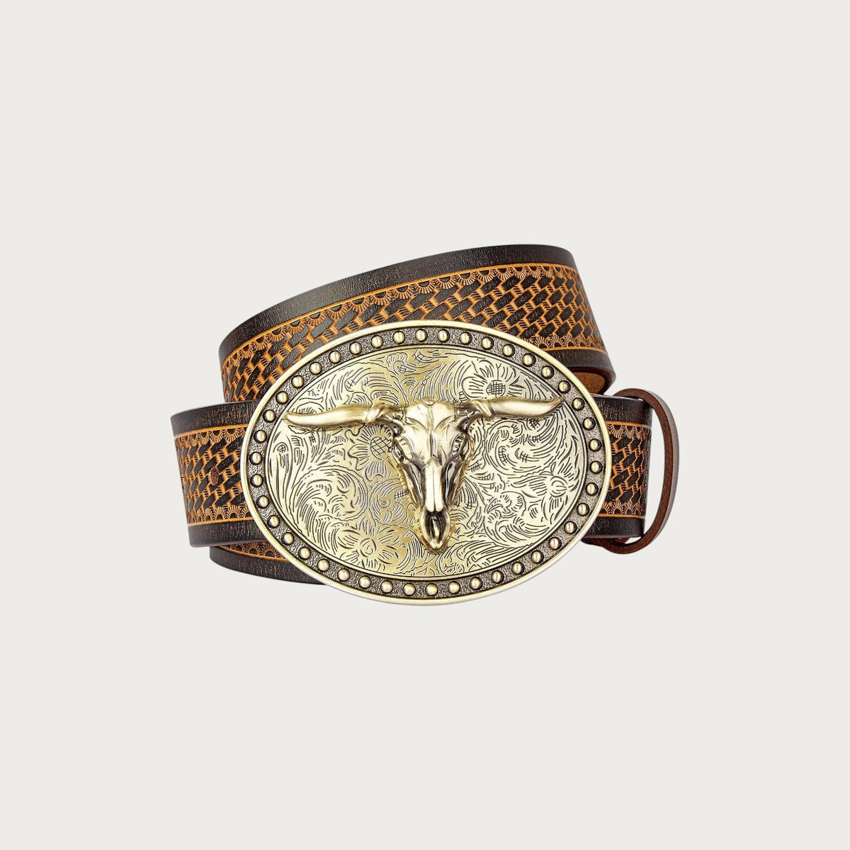 Ceinture western Ceintura en cuir marron gaufré enroulée, gros plan sur la boucle ovale à tête de taureau