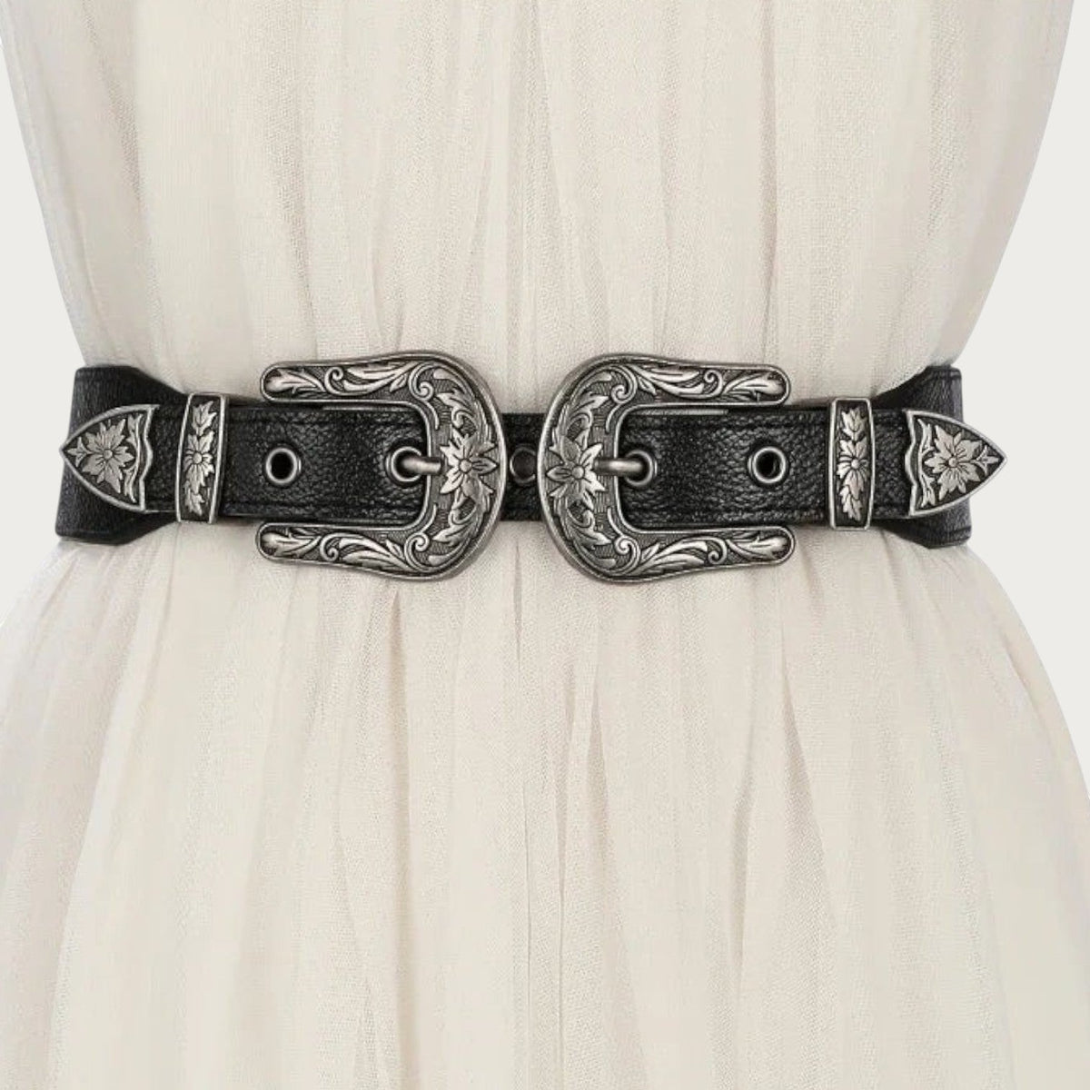 Ceinture Ceintura Allegria à double boucle argentée portée à la taille sur une robe blanche vaporeuse
