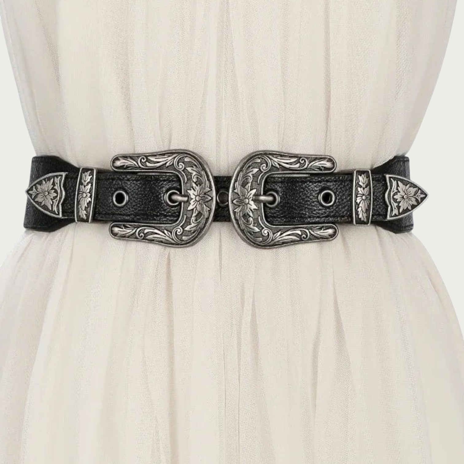 Ceinture Ceintura Allegria à double boucle argentée portée à la taille sur une robe blanche vaporeuse Image