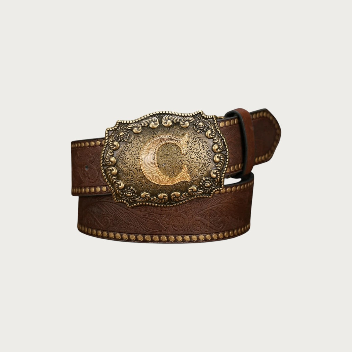Boucle rectangulaire dorée ornée de l'initiale C sur la ceinture western Ceintura en similicuir marron gaufré