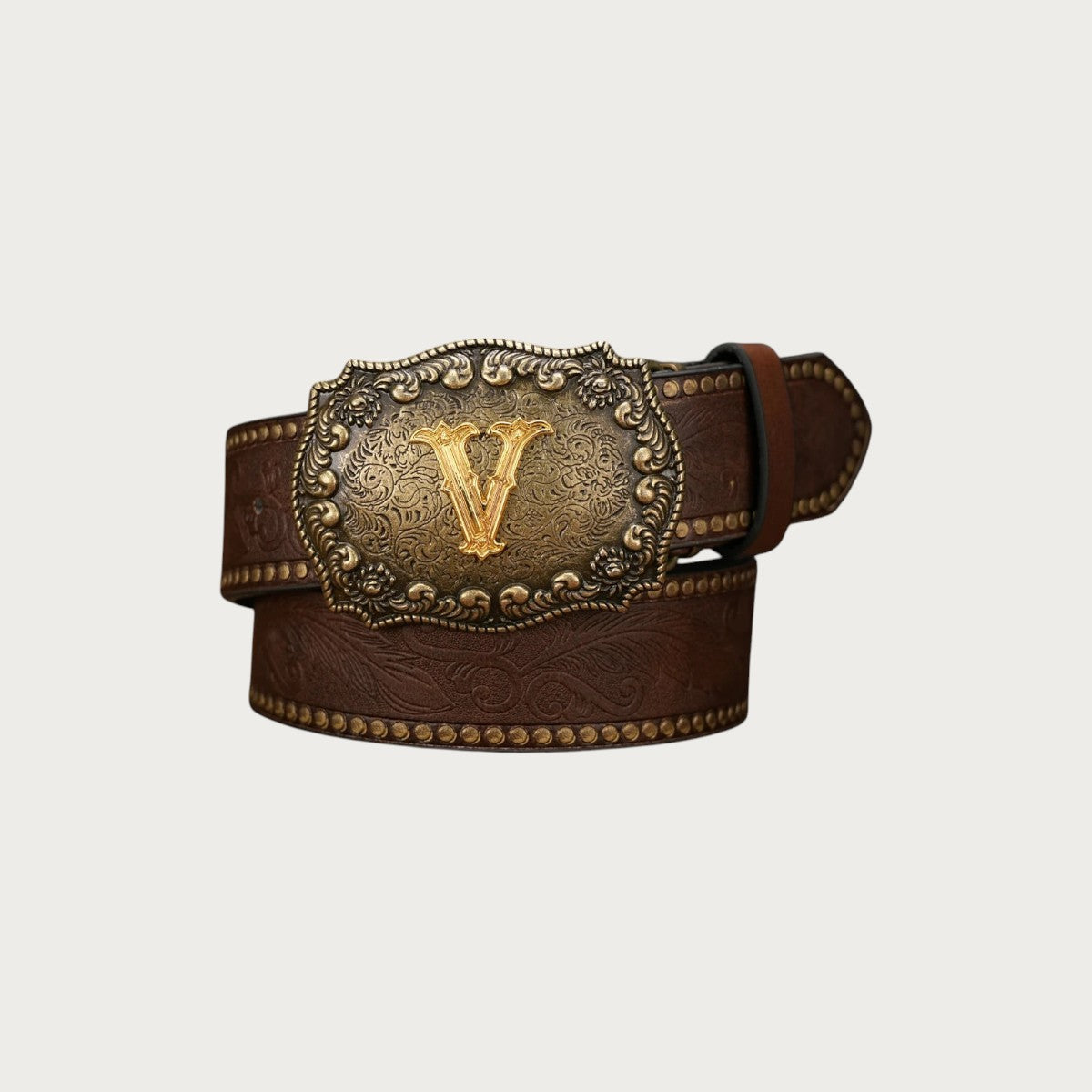 Boucle rectangulaire dorée ornée de l'initiale V sur la ceinture western Ceintura en similicuir marron gaufré