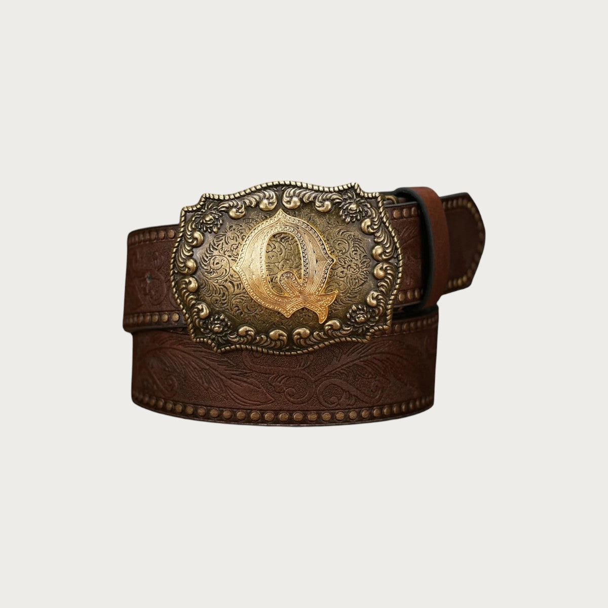 Boucle rectangulaire dorée ornée de l'initiale Q sur la ceinture western Ceintura en similicuir marron gaufré