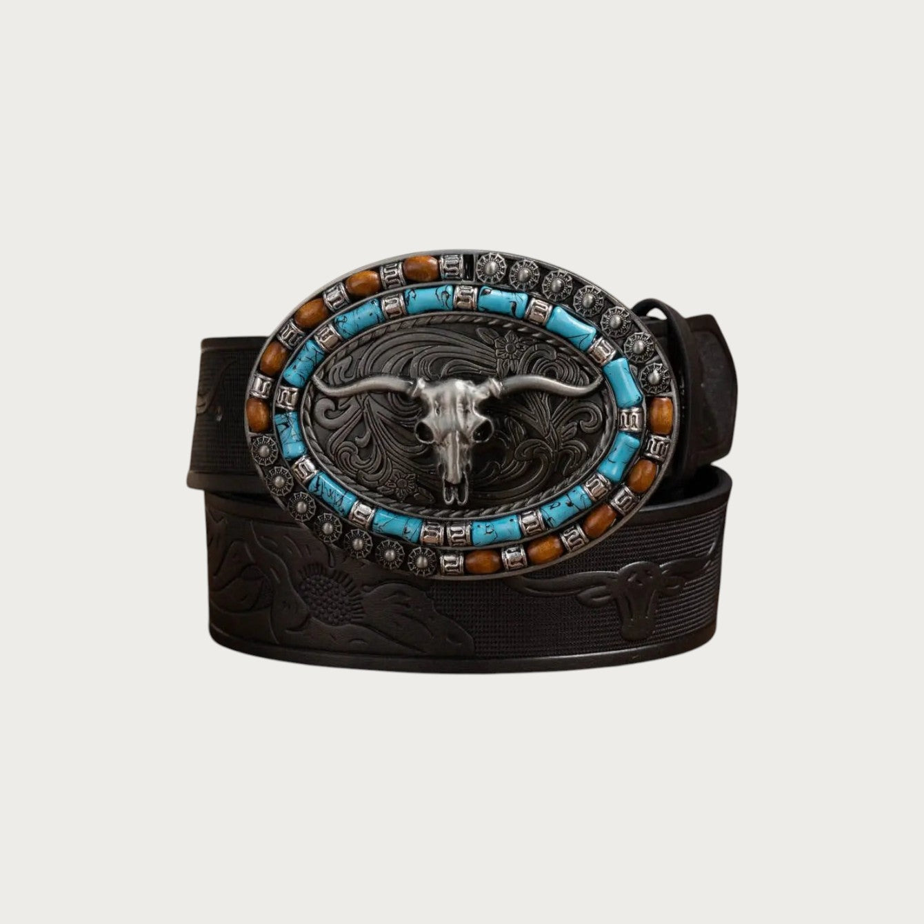 Ceinture Ceintura noire gaufrée enroulée, gros plan sur la boucle longhorn et ses perles turquoise et ambre Image