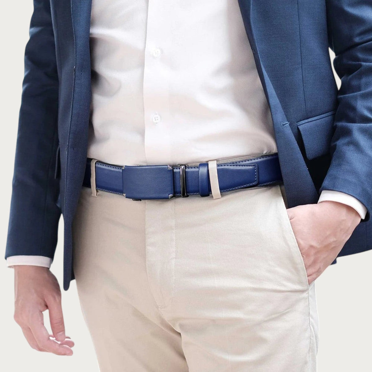 Ceinture de costume Ceintura Valerio en cuir bleu avec boucle automatique en métal brossé portée sur un pantalon beige